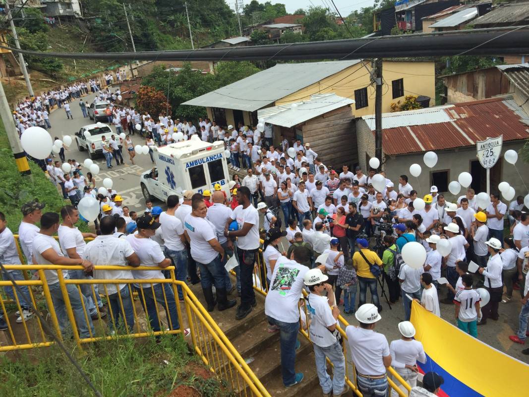 Salieron a las calles con camisetas blancas, en alusión a la paz que quieren para el municipio. FOTO CORTESÍA