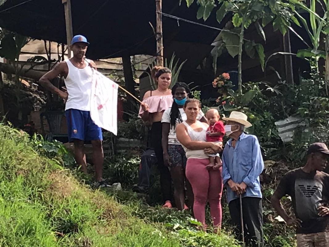 “Necesitamos comida” es el llamado que le hacen a la Alcaldía de Medellín los habitantes del barrio Vallejuelos, del sector de Robledo, en la comuna 7 de Medellín. FOTO JULIO CÉSAR HERRERA 