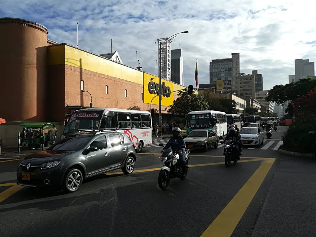 “En esta fase es esencial la responsabilidad de los ciudadanos. Será muy importante mantener el distanciamiento social, el uso de tapabocas y las medidas de higiene”, señaló Daniel Quintero, alcalde de Medellín. Fotos: Manuel Saldarriaga y Jaime Pérez. 