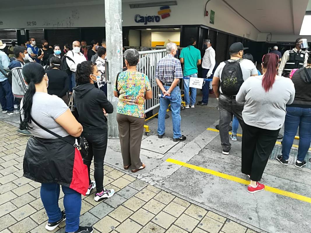 La Alcaldía de Medellín reportó que quienes salgan a la calle sin tapabocas podrán ser multados por la Policía ($936.000). Fotos: Manuel Saldarriaga y Jaime Pérez. 