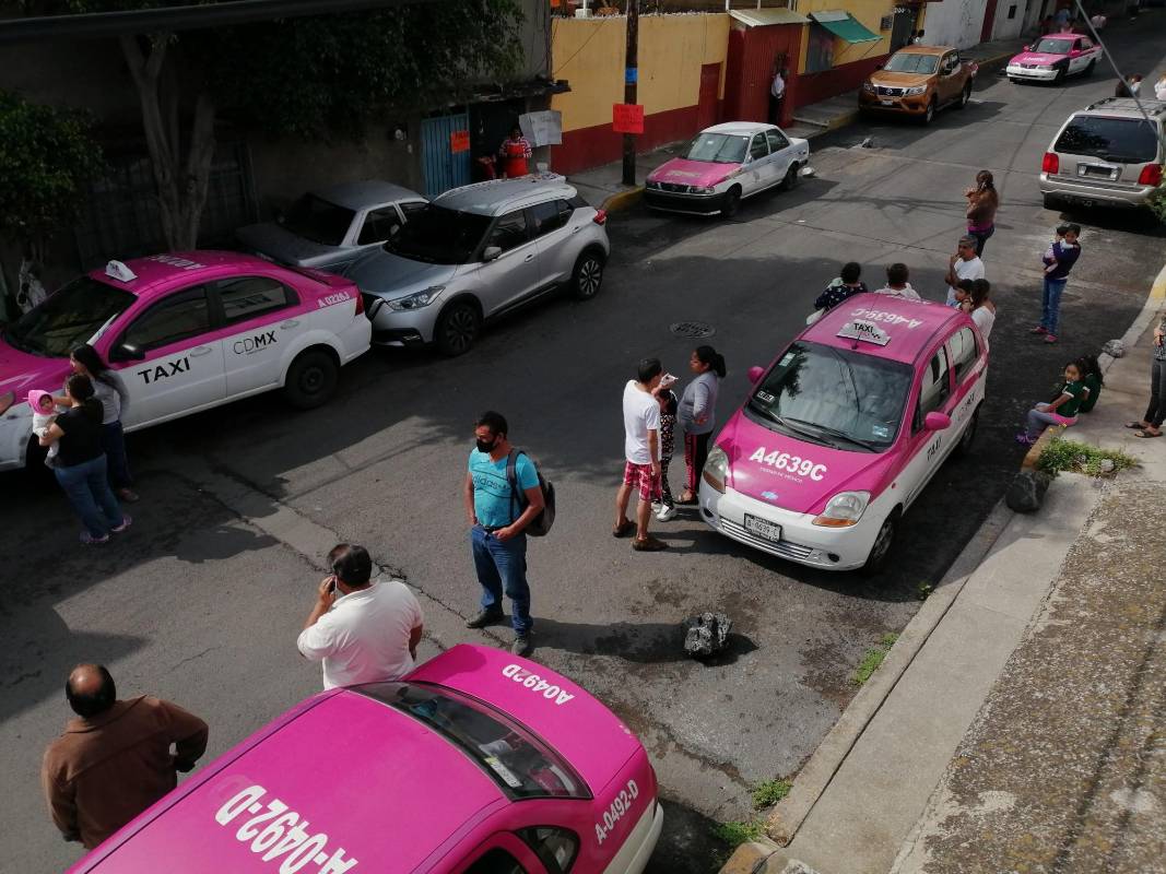 El tráfico en las calles se detuvo y los conductores descendieron de los vehículos. FOTO EFE
