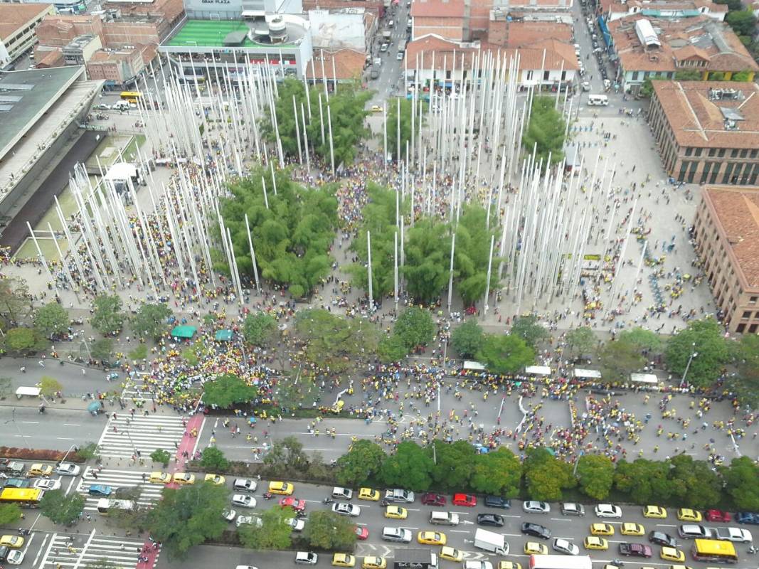 1:12 p.m. Llegada de la marcha al Parque de las Luces. FOTO MANUEL SALDARRIAGA