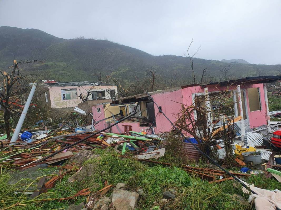 Las autoridades locales reportan por lo menos dos personas fallecidas y una desaparecida, no quedó en toda la isla ninguna estructura intacta. Foto: Arthur Robinson Dawkins