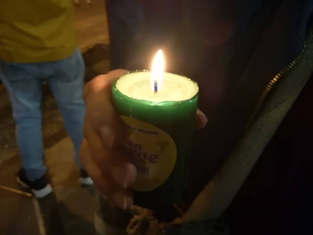 Hacia las 7 de la noche, unas 50 personas llegaron al Parque Berrío con el fin de manifestarse a favor de la vida y en contra del abuso policial. FOTO MANUEL SALDARRIAGA