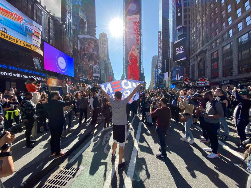 Seguidores recibieron este sábado con gritos de alegría, bocinazos y petardos, la confirmación de la victoria del candidato demócrata, Joe Biden, como próximo presidente de EE.UU. FOTO AFP