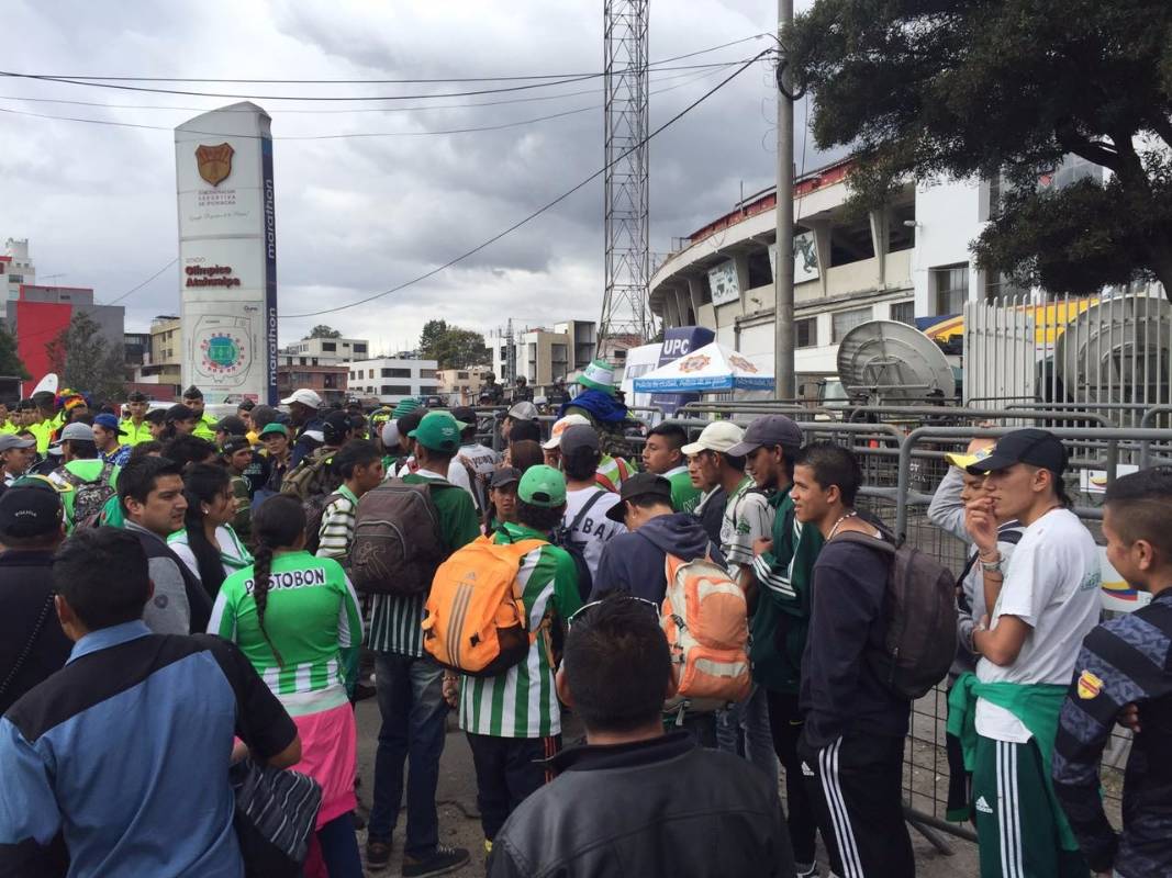 Desde primeras horas de la tarde, los aficionados recorren las inmediaciones del Atahualpa. FOTO Esteban Vanegas