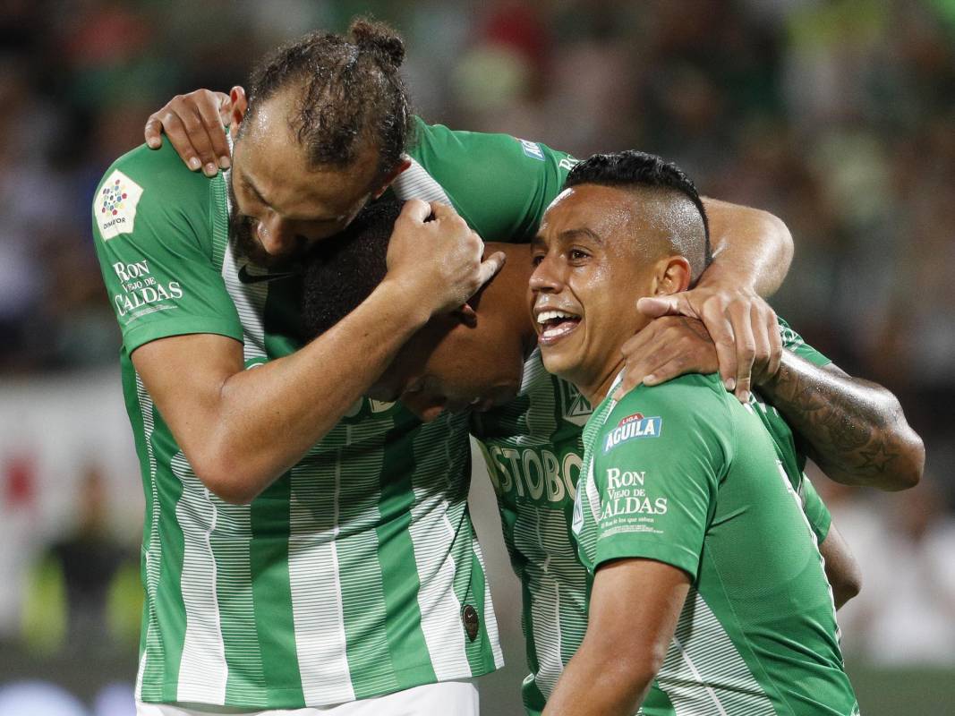 Hernan Barcos junto a Jeison Lucumí y Vladimir Hernández festejando el segundo gol de la noche. Foto: Manuel Saldarriaga Quintero