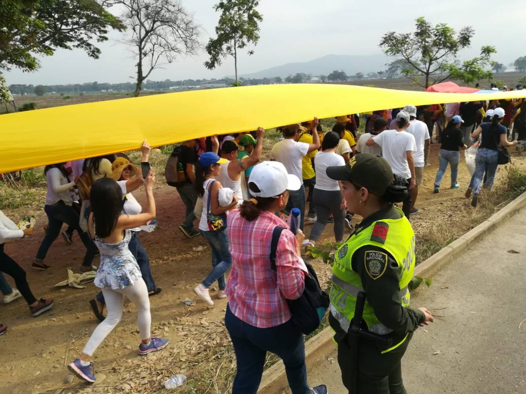 Una fila ininterrumpida de personas, muchas de ellas provenientes de Venezuela, avanza hacia el ingreso del Venezuela Aid Live. Foto: Manuel Saldarriaga.