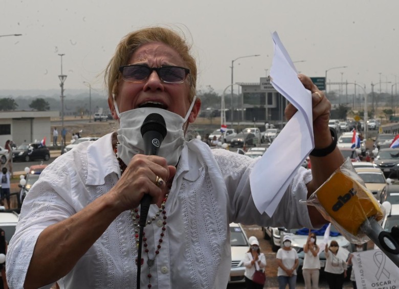 Mirtha Denis, hija del político secuestrado Óscar Denis, lideró este domingo una caravana por Asunción para pedir su libertad. FOTO AFP