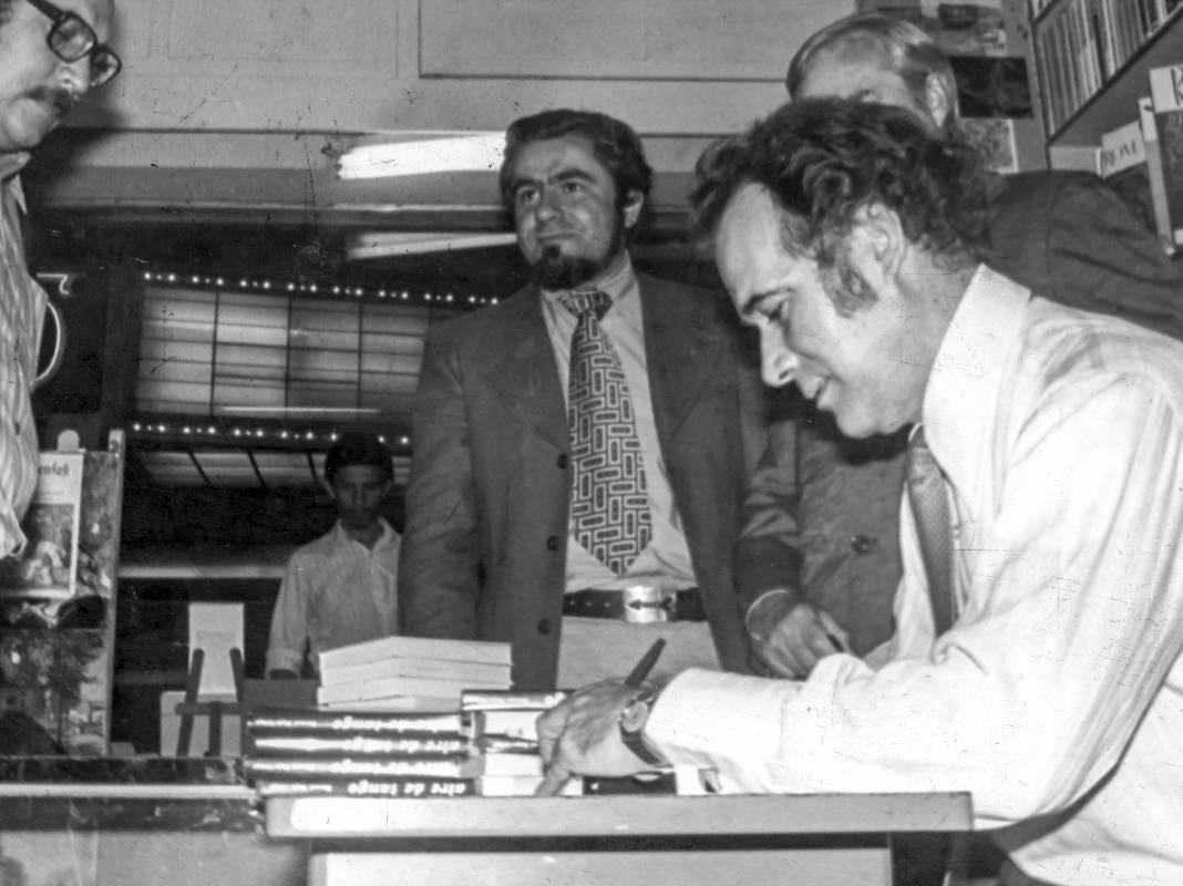 Imagen de 1973, donde el novelista firma algunos de los ejemplares de su libro Aire de Tango en la librería Aguirre.