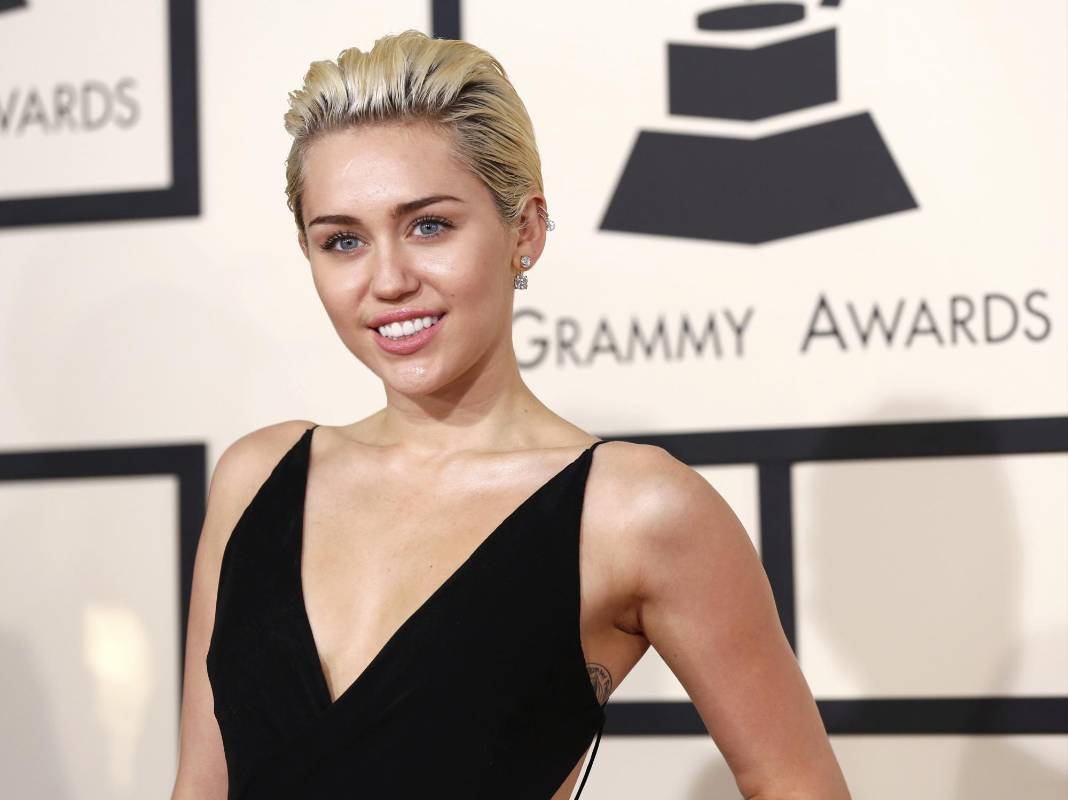 Miley Cyrus sorprendió a todos con su look relajado. FOTO Reuters