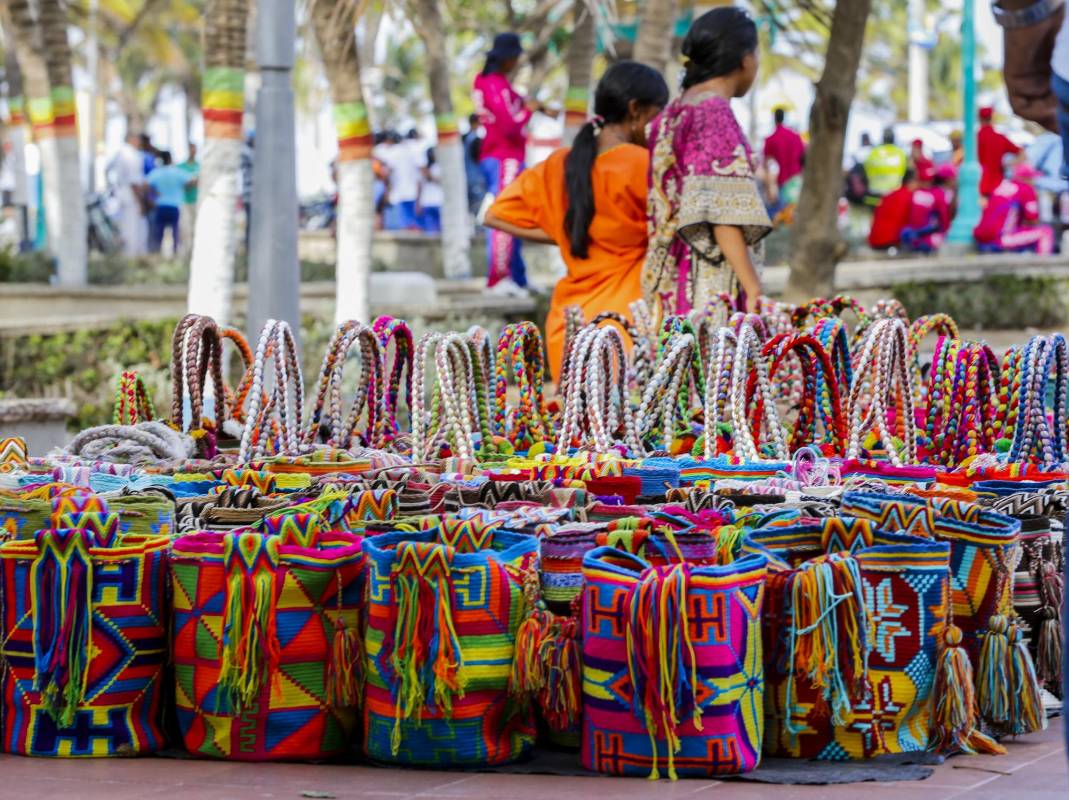 En Riohacha mujeres jóvenes y mayores entrelazan los hilos. Dicen que Waleker, la araña tejedora, les enseñó.