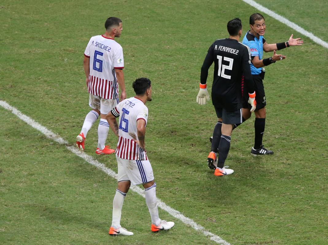 Paraguay, que necesitaba ganar para meterse directamente en los cuartos de final, no reaccionó por el resto del primer tiempo y quizás invadido por la ansiedad no supo cómo igualar contra una Colombia práctica y siempre concentrada. FOTO REUTERS