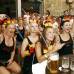 AP - ¿Quién dijo que la cerveza, las mujeres y el fútbol son incompatibles?, pues las alemanas demostraron que este deporte y esta bebida les gustan tanto o más que a los hombres.