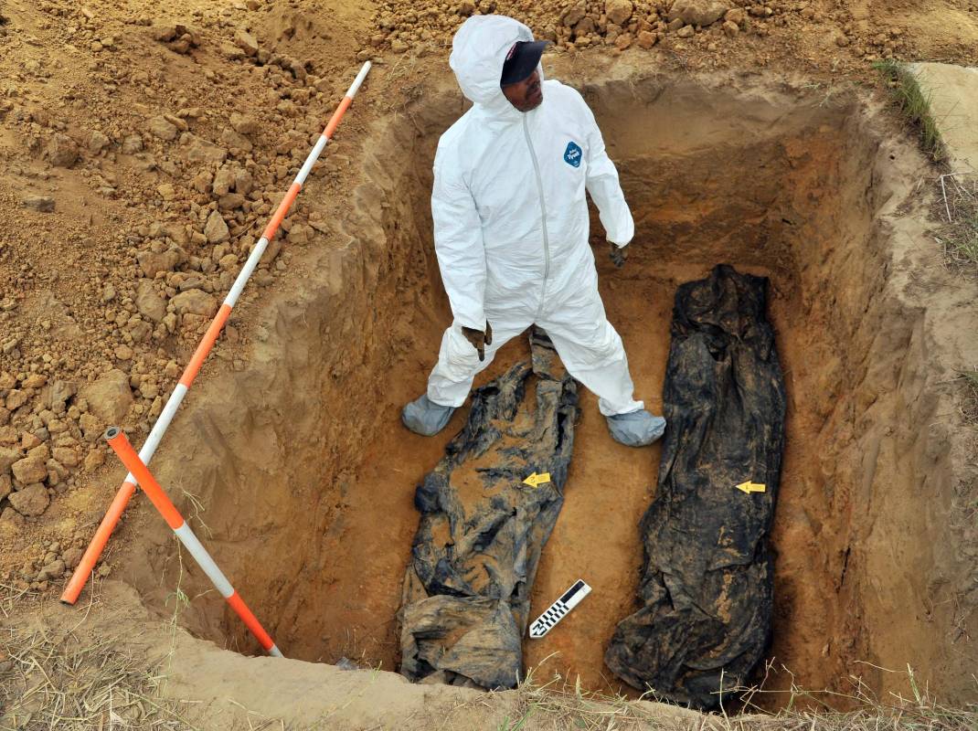 Personal del Cuerpo Técnico de Investigación (CTI) con información proporcionada como parte del proceso de paz que el gobierno adelanta en Cuba con las Farc, estuvo en el cementerio central de La Macarena (Meta) donde se estima que 465 personas no identificadas pudieron ser enterrados. FOTOS Guillermo Legaria / AFP