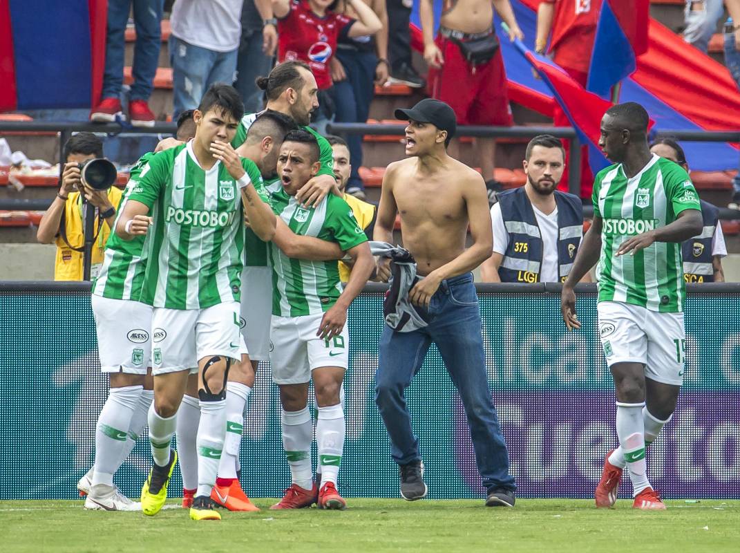 Un inadaptado hincha del DIM increpó a Hernán Barcos, ya fue judicializado y no podrá ingresar al estadio durante tres años. Foto Juan Antonio Sánchez O