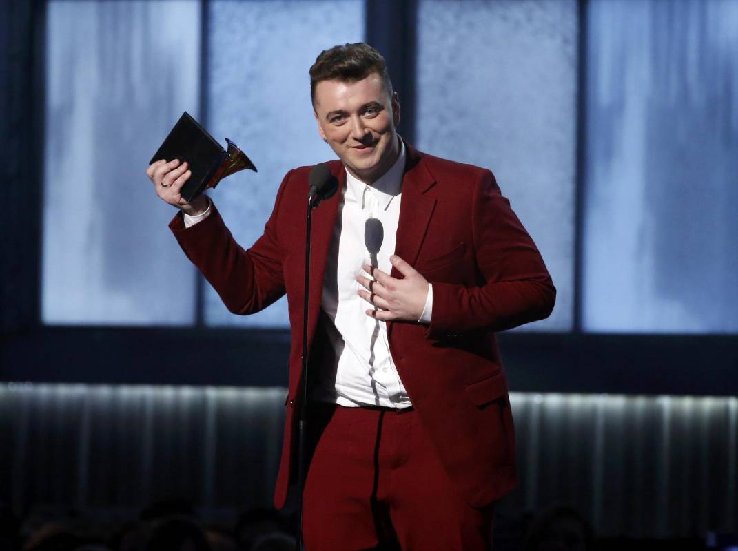 Feliz Sam Smith, el británico de 22 años, al recibir varios Grammy en la noche. FOTO Reuters