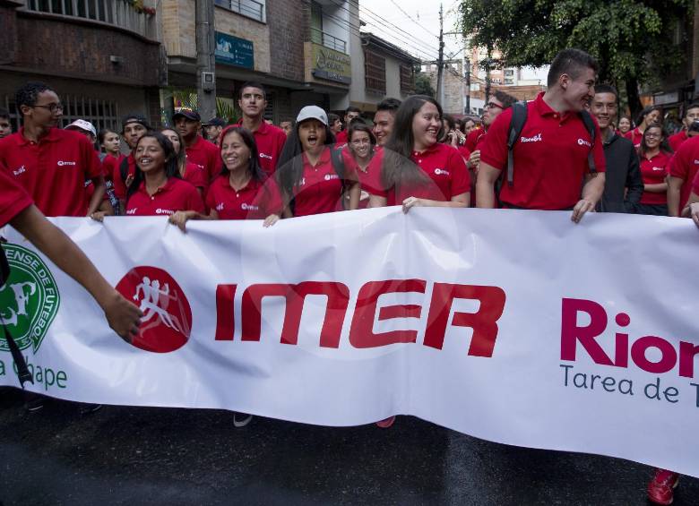Los deportistas de Rionegro se vieron muy animados durante el desfile por las calles de Sabaneta.