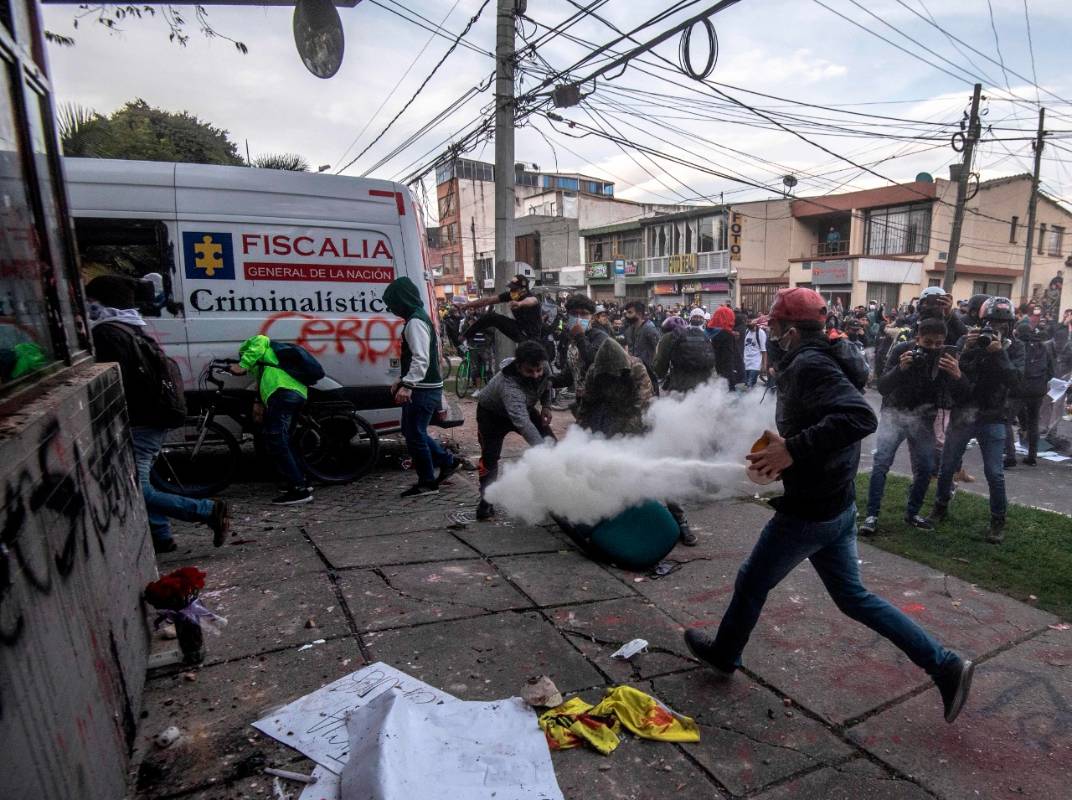 Las manifestaciones en Bogotá, entre la noche del miércoles y la madrugada de este jueves, dejaron siete fallecidos, entre los que hay un joven de 17 años, quien perdió la vida por una herida de arma de fuego. Además, 93 policías resultaron lesionados, entre ellos un capitán de la institución, quien también recibió un disparo. FOTO AFP