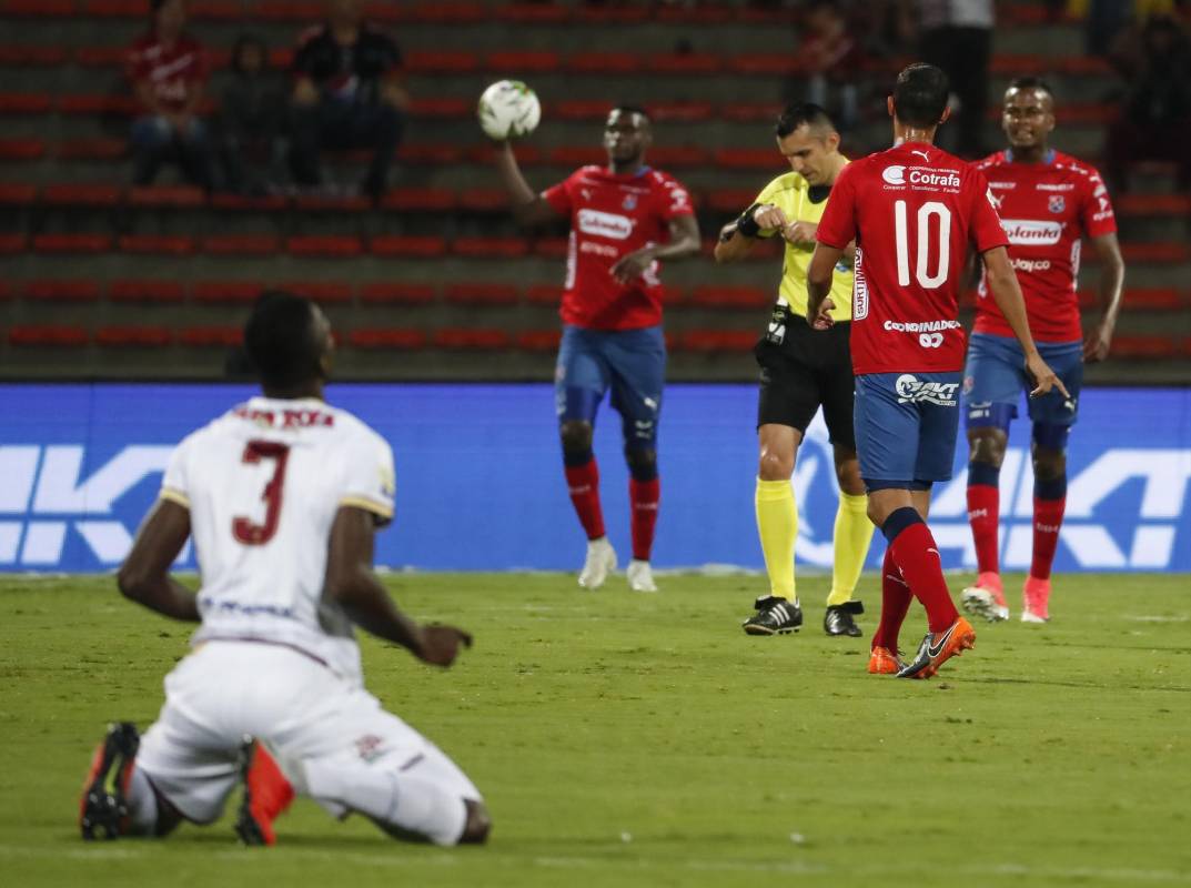 Sin embargo, la noche también cambiaría a favor del conjunto escarlata, que en el primer tiempo terminó con el dominio del balón pero sin efectividad, sobre todo, con un cabezazo de Juan Fernando Caicedo que salió desviado. FOTO ROBINSON SÁENZ