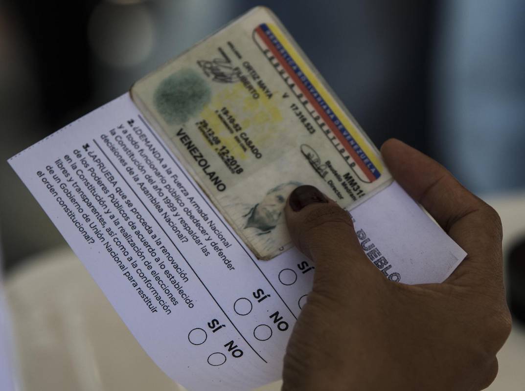 Con documento de identidad en mano, todos esperaban su turno. FOTO JAIME PÉREZ