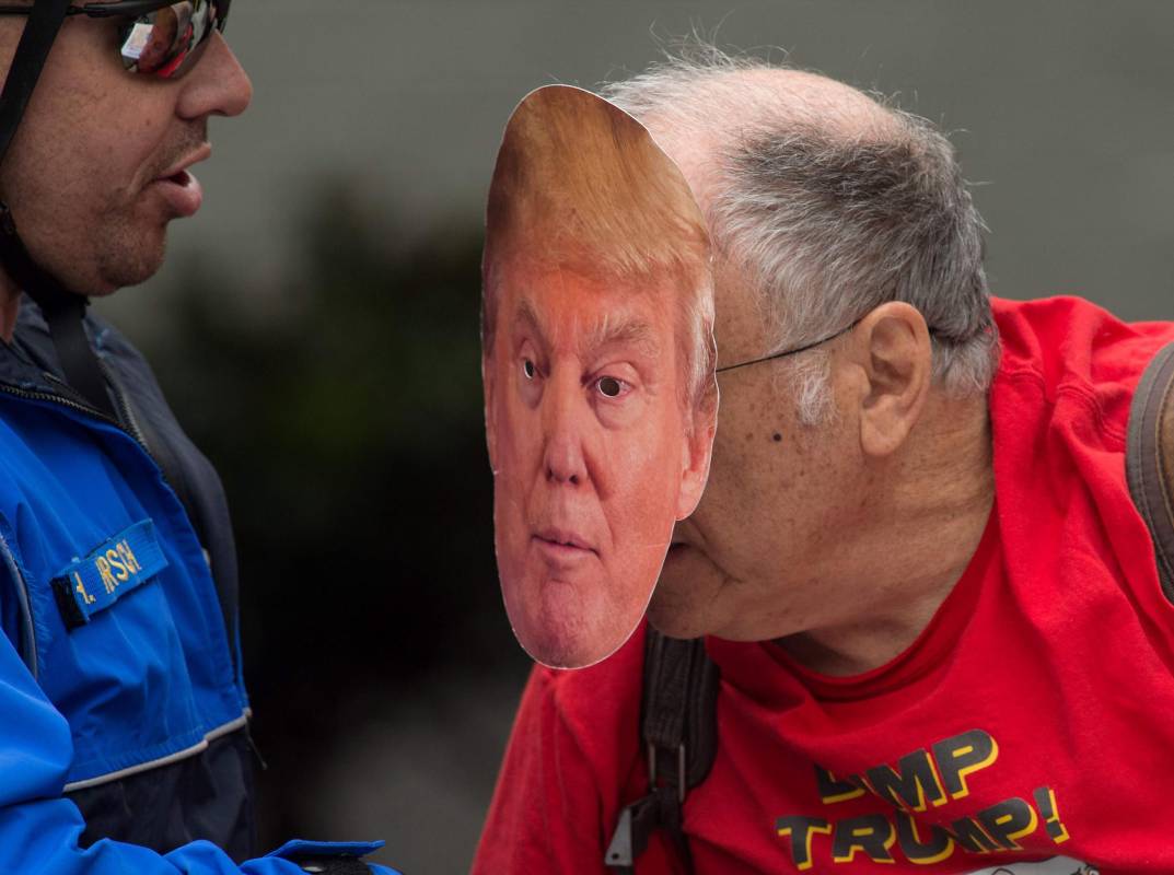Un grupo de manifestantes en contra de Donald Trump se instaló con pancartas afuera del Capitolio a esperar la llegada del candidato republicano. FOTO: AFP
