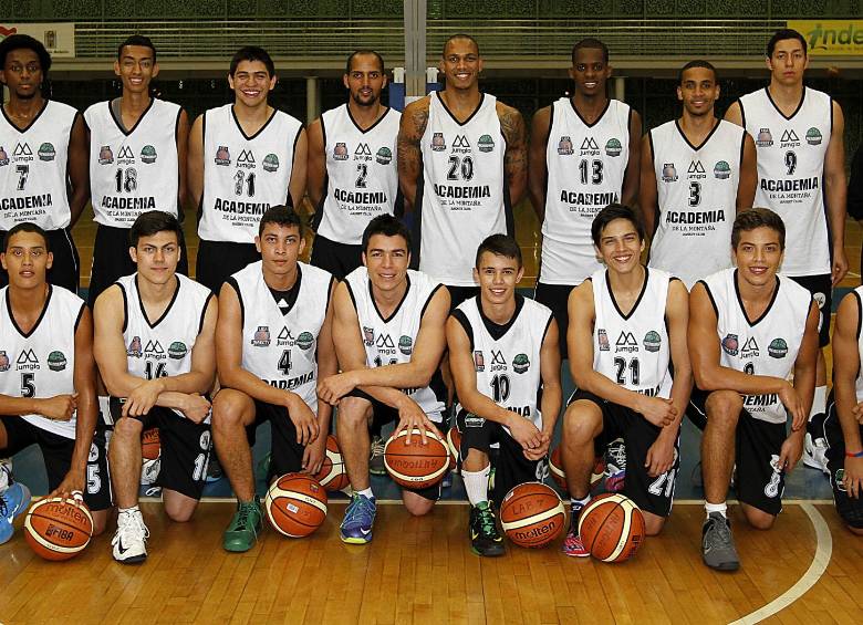 Parte de este grupo de Academia de la montaña competirá este semestre en la Liga Directv de baloncesto que comenzará el 23 de febrero con 10 equipos en Colombia. FOTO DONALDO ZULUAGA