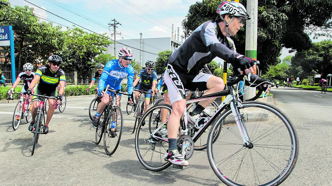 En el Clásico los ciclistas de diferentes edades siguen disfrutando. Compiten de 10 años hasta más de 70. FOTO DONALDO ZULUAGA.