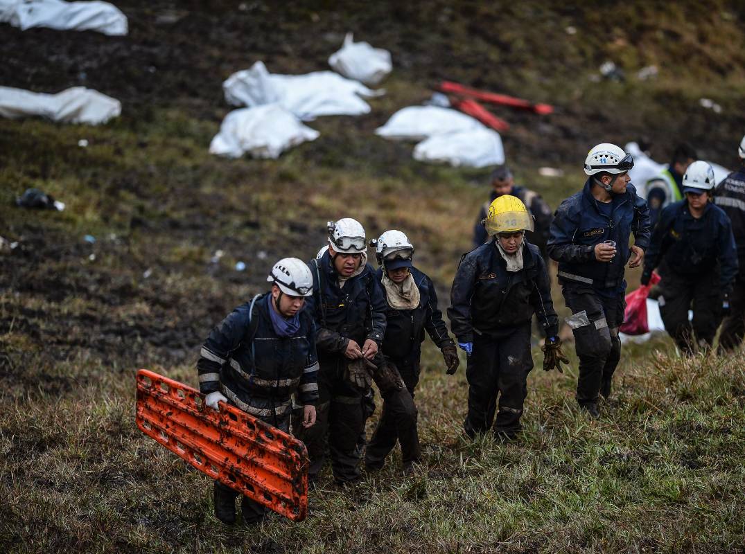 Entre las 6:30 a.m. y las 12:30 p.m. de este martes, los organismos de socorro lograron rescatar los cadáveres de 65 de los 77 ocupantes del avión tipo RJ85, de la empresa Lamia, accidentado en la noche del lunes en el municipio de La Unión, Antioquia. FOTO AFP