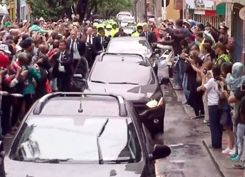 Multitudes saludaron al Papa en su travesía hasta por la vía Las Palmas y el centro de la ciudad. FOTO CORTESÍA