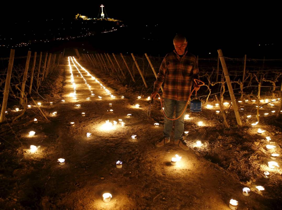 En la noche del jueves, el pueblo de Siggiewi, en el suroeste de la ciudad de Valleta (Malta), estuvo iluminado con velas. Todos los años durante la Semana Santa miles de fieles católicos marcan en este día santo una ruta con velas al punto más alto de la isla para luego recorrerlo orando en la noche. FOTO REUTERS