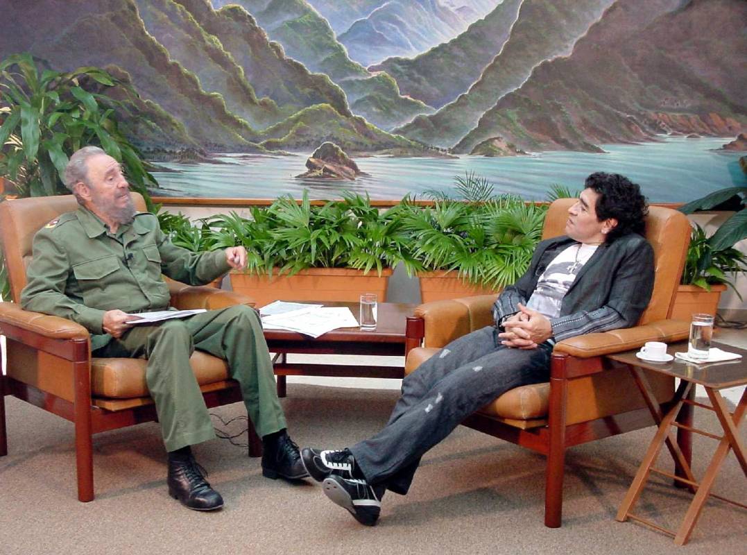 Talentoso como pocos, polémico en lo político, Diego Armando Maradona tuvo una vida de altibajos, desde coronarse campeón del mundo hasta luchar contra las drogas. Foto: Reuters