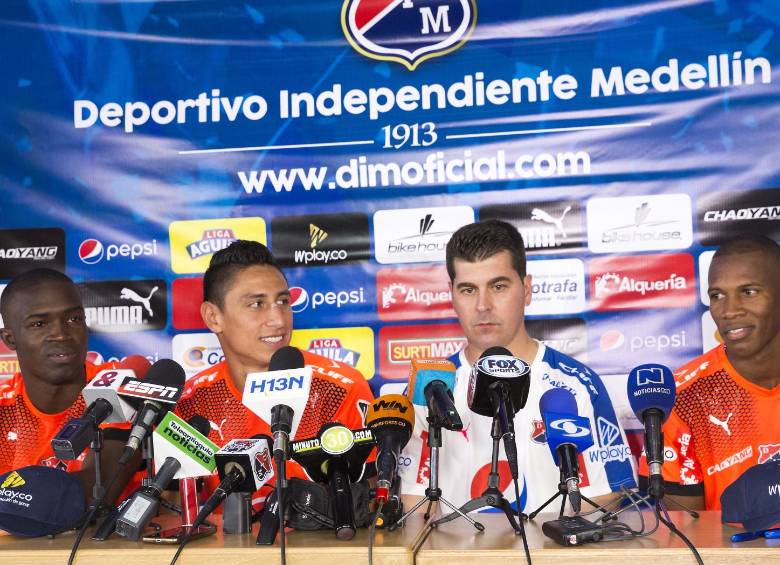 Parte de los nuevos jugadores del DIM y el técnico español Ismael Rescalvo durante la presentación del elenco para 2018. FOTO EDWIN BUSTAMANTE