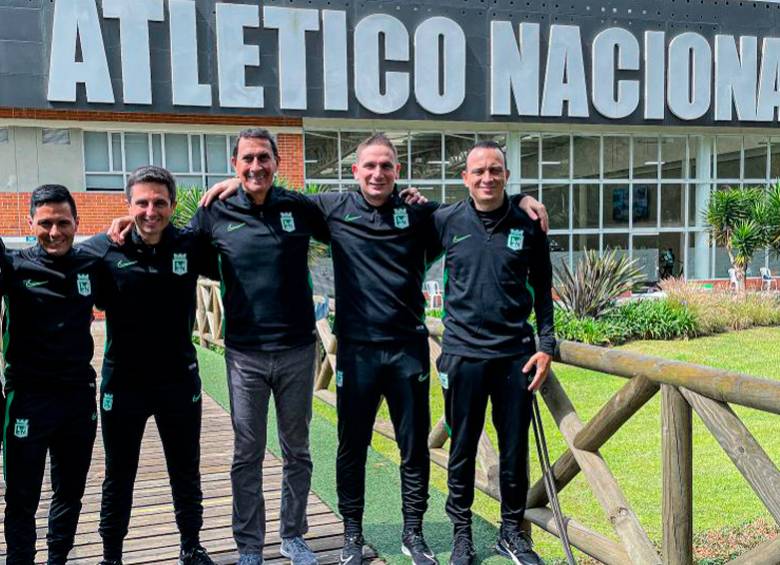 Guimaraes en compañía de su cuerpo técnico. FOTO ATLÉTICO NACIONAL