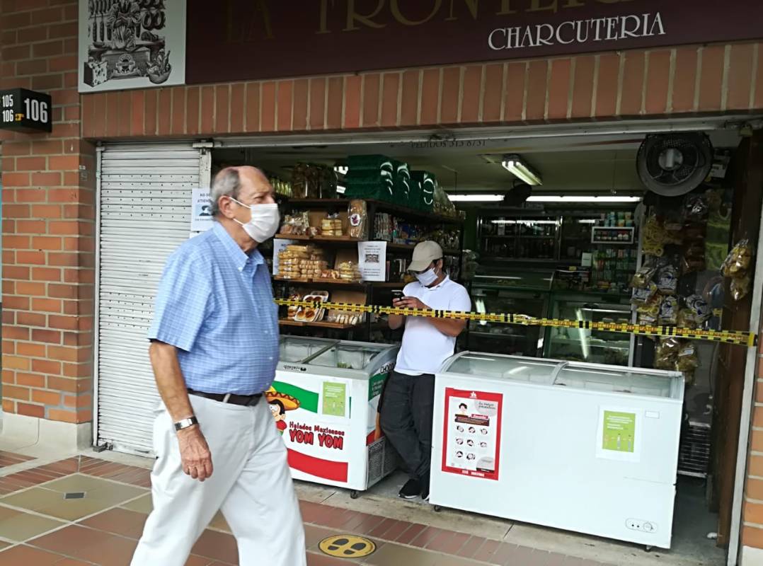 En el Mall La Frontera los negocios marcan las distancias con cintas. FOTO MANUEL SALDARRIAGA