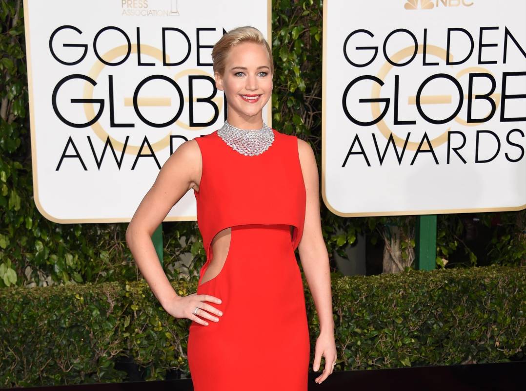 Muy hermosa se vio Jennifer Lawrence con este diseño de Dior. Con el subió a recibir su galardon como Mejor actriz de comedia. FOTO AFP