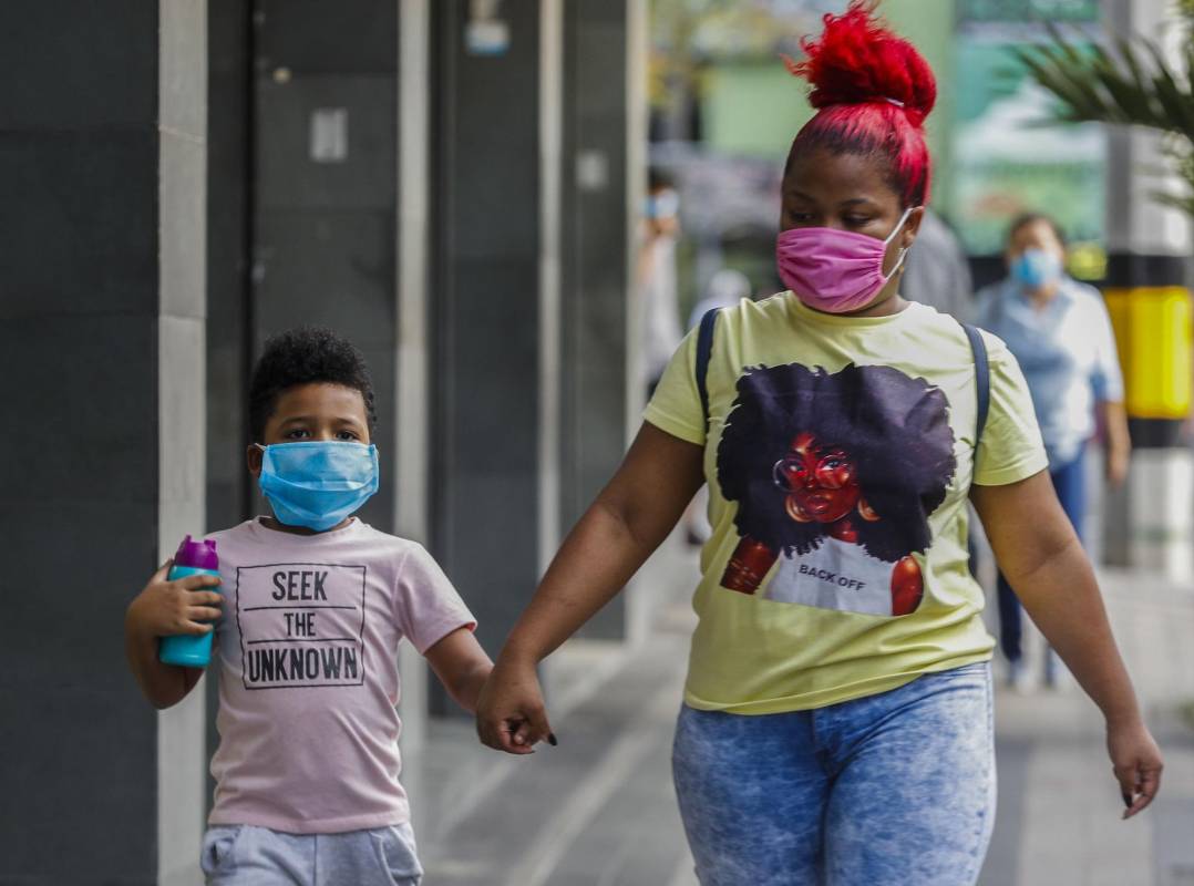 Los niños en la semana podrán salir tres veces de su casa por espacio de 30 minutos, siempre acompañados de un adulto responsable. Foto Manuel Saldarriaga Quintero.