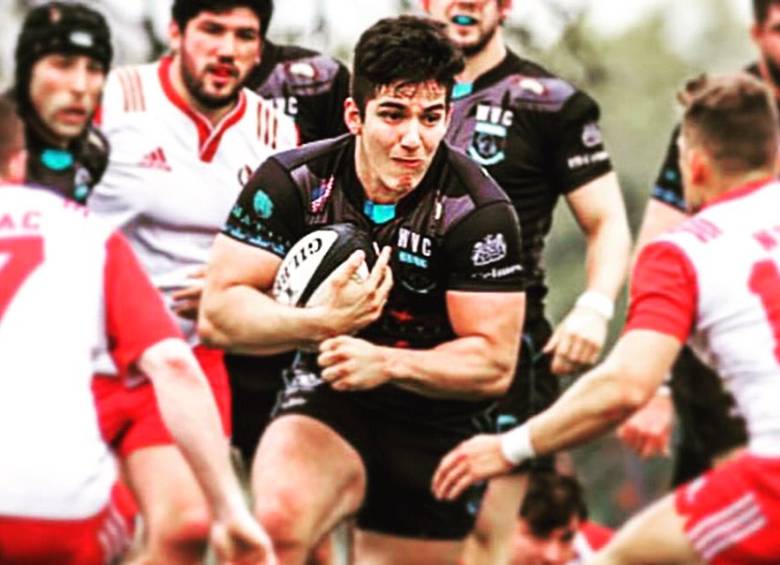 Julio César, en la imagen con el balón en los brazos, quiere dejar huella en el país norteamericano y abrir puertas para que el rugby nacional siga exportando talento. FOTO @bitacorarugby