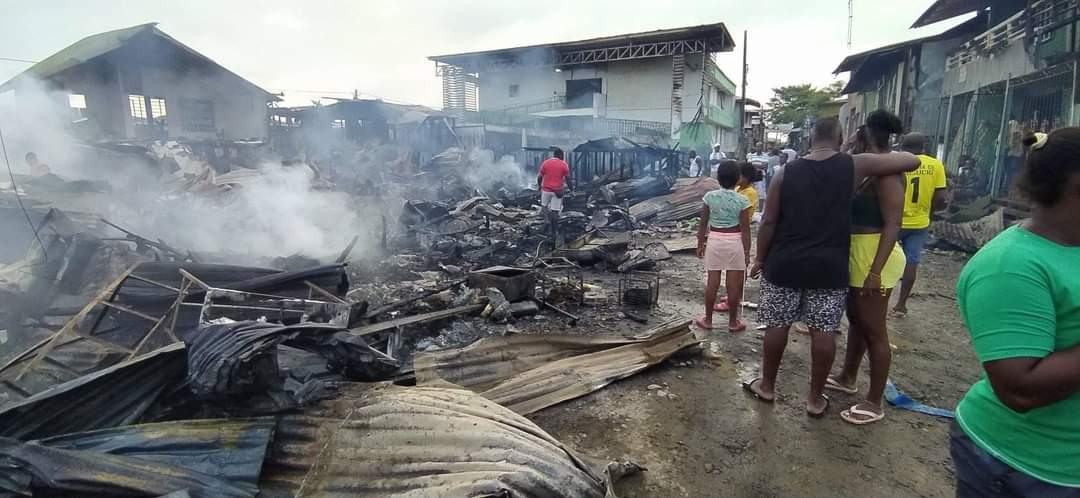 Así fue el voraz incendio en el municipio de Riosucio, Chocó y que dejó 72 viviendas afectadas, 320 personas damnificadas y muertas a una niña de 8 años y una mujer de 25. FOTO EMERSON MENA