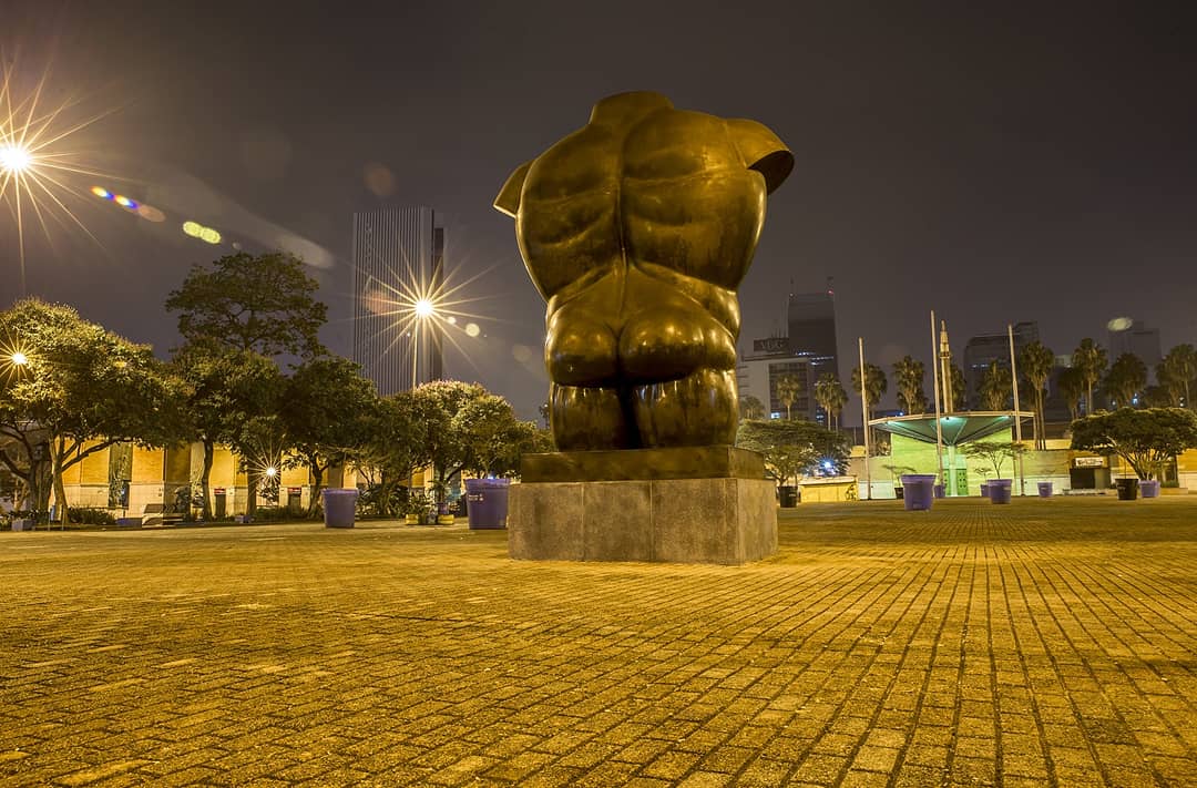 Pero una ciudad vacía, sin gente en sus calles, es todo menos una ciudad. “No falta sino que nos espanten”, resume José Luis Martínez, uno de los dos escobitas que limpiarán las calles hasta las cinco de la mañana. Foto: Juan Antonio Sánchez