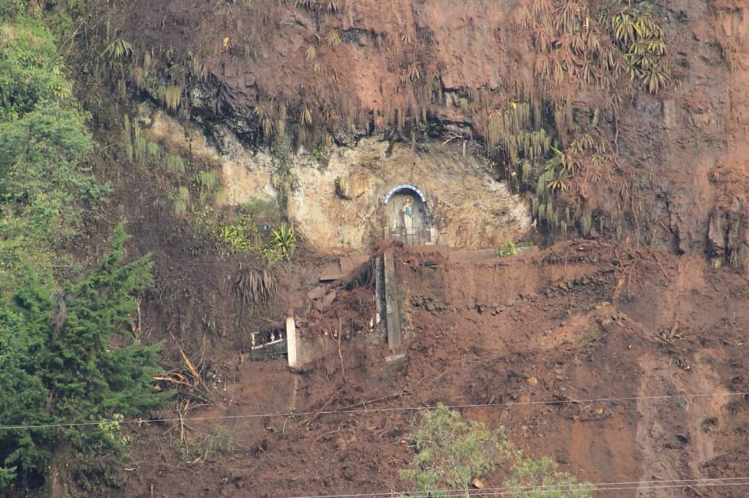 Esta era la gruta en honor a la Inmaculada que este año cumplió 100 años y sólo quedó justo su imagen. Las estaciones del viacrucis y el camino fueron borrados por la avalancha. FOTO Jonathan Echeverry
