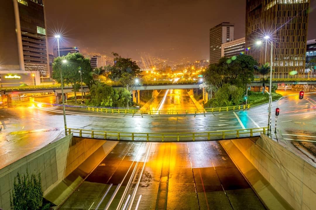 Uno de los 3.632 buses que prestan el servicio en la ciudad cruza la glorieta de Ferrocarril, frena en el semáforo pero nadie baja, nadie sube. Foto: Juan Antonio Sánchez