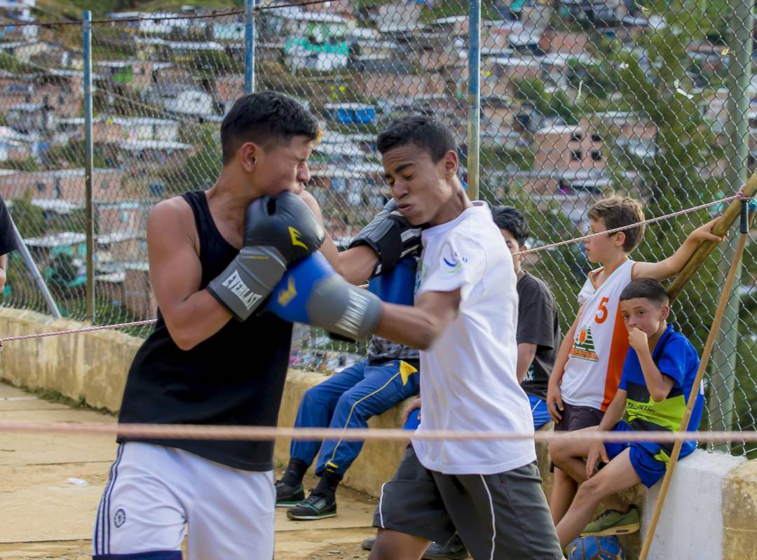 Los chicos se trenzan en un combate deportivo, en medio del barrio La Honda, al oriente de Medellín, poblado en su mayoría por familias desplazadas por el conflicto. FOTO: JUAN ANTONIO SÁNCHEZ O.