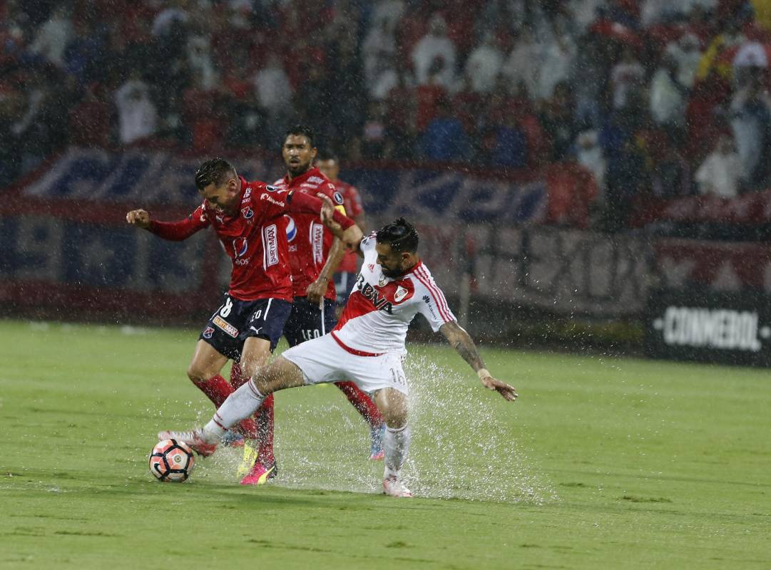 Por las inundaciones en la grama, el partido estuvo suspendido una hora. FOTO JAIME PÉREZ