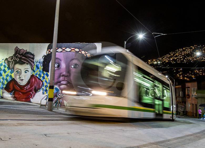 El corredor del tranvía de Ayacucho, eje de transformación urbana y también para la vida de la comunidad en sectores del centro y el oriente de la ciudad. FOTO julio césar herrera