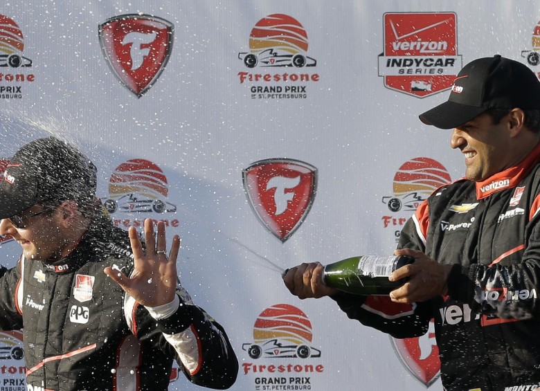 El piloto colombiano Juan Pablo Montoya ganó este domingo en la carrera de San Petersburgo que marca el arranque de la temporada 2015 de la Indycar. FOTO AFP