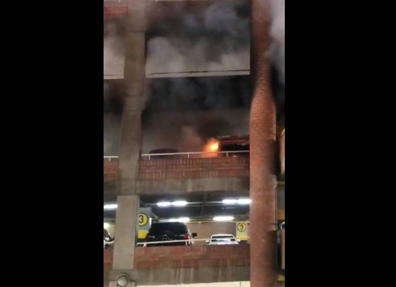 Bomberos controlaron incendio en un centro comercial de Medellín