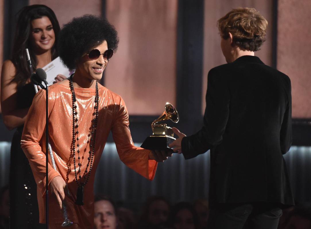 Beck recibió el galardón del legendario Prince. FOTO AP