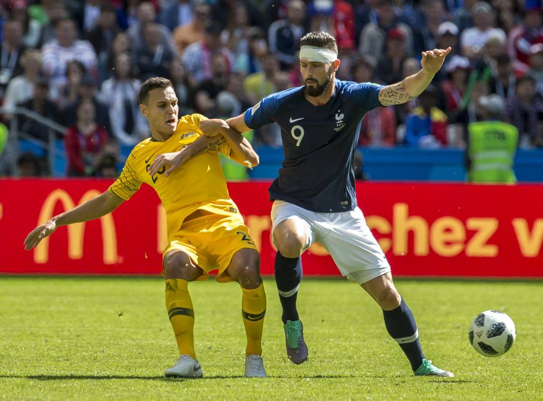 Cuando el partido iba 0-0 el árbitro pidió la revisión de una jugada polémica al VAR, lo que derivó en el cobro de un penalti que representaría el primer gol de Francia, que terminaría ganando el encuentro por 2-1. Foto: Juan Antonio Sánchez, enviado especial