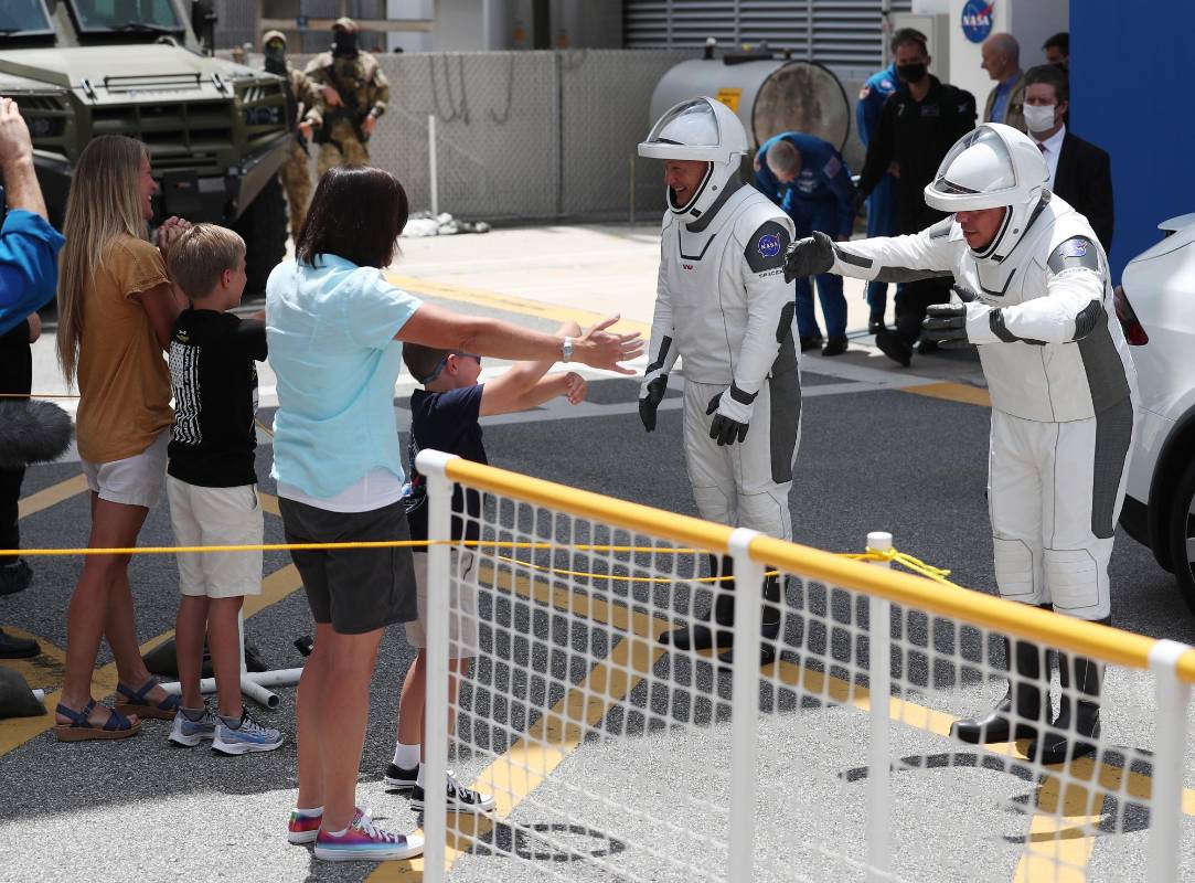 Como la misión se dio en medio de la pandemia, los tripulantes permanecieron en cuarentena y se sometieron a exámenes de covid-19. En la foto, los astronautas se despiden de sus familias. FOTO AFP